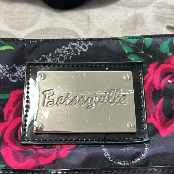 Perfect crossbody for traveling or daily use - Picture 4 of 8